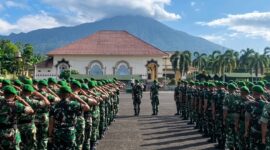 Sebanyak 537 personel TNI Yonif TP 945/PPC saat tiba di Kota Agung dan disambut langsung oleh Bupati Tanggamus H. Moh. Saleh Asnawi dalam upacara yang digelar di Halaman Masjid Islamic Center Kota Agung, Rabu (18/3/2026) sekitar pukul 09.00 WIB | Herdi/Media Prioritastv.com.