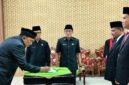 Sekda Pringsewu, Andi Darmawan saat menandatangani berita acara Sertijab 17 pejabat setempat, Jumat 24 April 2026 | Samuel/Media Prioritastv.com.