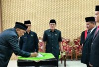 Sekda Pringsewu, Andi Darmawan saat menandatangani berita acara Sertijab 17 pejabat setempat, Jumat 24 April 2026 | Samuel/Media Prioritastv.com.