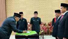 Sekda Pringsewu, Andi Darmawan saat menandatangani berita acara Sertijab 17 pejabat setempat, Jumat 24 April 2026 | Samuel/Media Prioritastv.com.