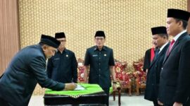 Sekda Pringsewu, Andi Darmawan saat menandatangani berita acara Sertijab 17 pejabat setempat, Jumat 24 April 2026 | Samuel/Media Prioritastv.com.