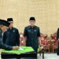 Sekda Pringsewu, Andi Darmawan saat menandatangani berita acara Sertijab 17 pejabat setempat, Jumat 24 April 2026 | Samuel/Media Prioritastv.com.