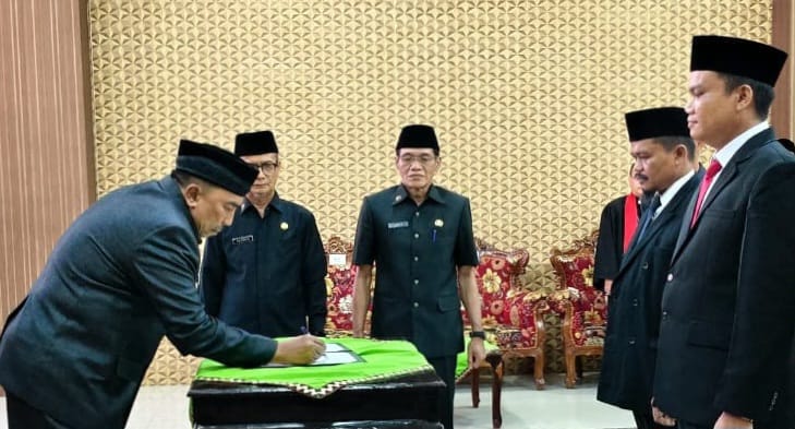Sekda Pringsewu, Andi Darmawan saat menandatangani berita acara Sertijab 17 pejabat setempat, Jumat 24 April 2026 | Samuel/Media Prioritastv.com.