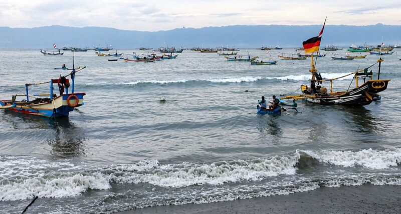 Sejumlah kapal nelayan tampak berlabuh di Pantai Kota Agung usai nelayan mengeluhkan sulitnya mendapatkan BBM, Jumat 24 April 2026 | Herdi/Media Prioritastv.com.
