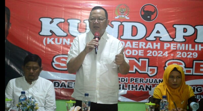 Sudin, S.E., menyapa langsung warga dalam Kundapil di Pekon Sukoharjo II, membawa pesan tegas: lawan narkoba, jauhi judi online, dan lindungi masa depan generasi.(Foto: Prioritastv.com/Istimewa)