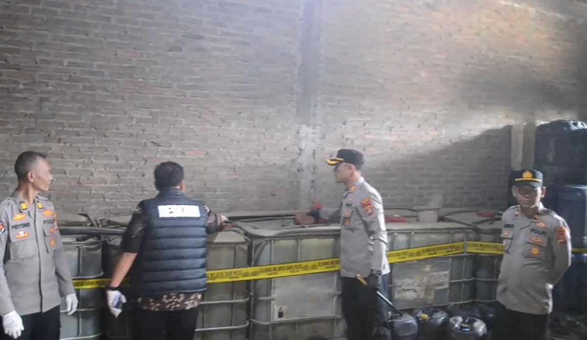 Kapolres Pringsewu AKBP M. Yunus Saputra menunjukkan barang bukti ribuan liter BBM oplosan hasil penggerebekan gudang ilegal di Dusun Margoyoso, Pekon Mataram, Gading Rejo, Jumat 10 April 2026 | Dok. Humas Polres Pringsewu.