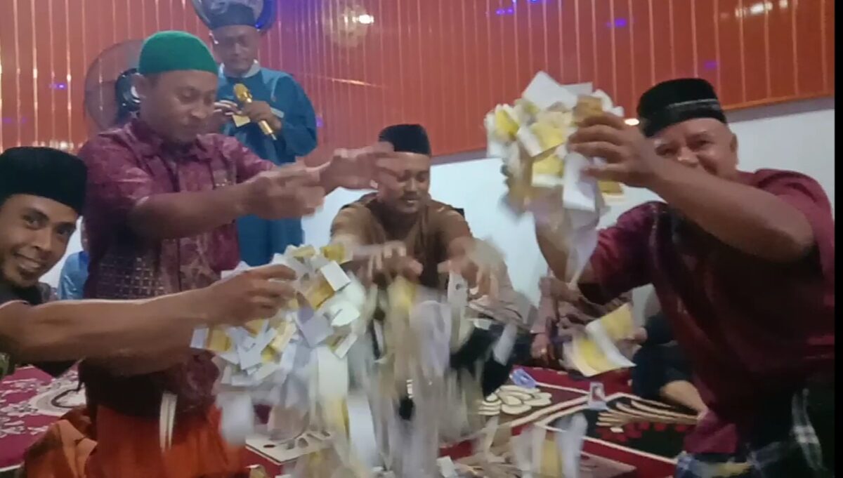 Pengundian hadiah yang dilakukan oleh Bambang Robani dengan antusiasme masyarakat yang hadir di Pekon Mataram, Gading Rejo, Pringsewu, Kamis 2 April 2026, malam | Eka Nur Febriana/Media Prioritastv.com.