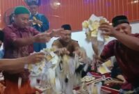 Pengundian hadiah yang dilakukan oleh Bambang Robani dengan antusiasme masyarakat yang hadir di Pekon Mataram, Gading Rejo, Pringsewu, Kamis 2 April 2026, malam | Eka Nur Febriana/Media Prioritastv.com.