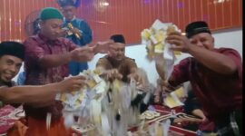 Pengundian hadiah yang dilakukan oleh Bambang Robani dengan antusiasme masyarakat yang hadir di Pekon Mataram, Gading Rejo, Pringsewu, Kamis 2 April 2026, malam | Eka Nur Febriana/Media Prioritastv.com.