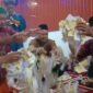 Pengundian hadiah yang dilakukan oleh Bambang Robani dengan antusiasme masyarakat yang hadir di Pekon Mataram, Gading Rejo, Pringsewu, Kamis 2 April 2026, malam | Eka Nur Febriana/Media Prioritastv.com.