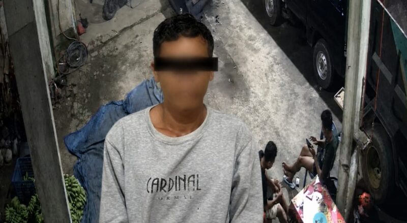 Tersangka KW yang berhasil ditangkap Polsek Ngaras dan background saat KW menerima titipan uang sewa alat berat yang terekam CCTV | ist/Media Prioritastv.com.