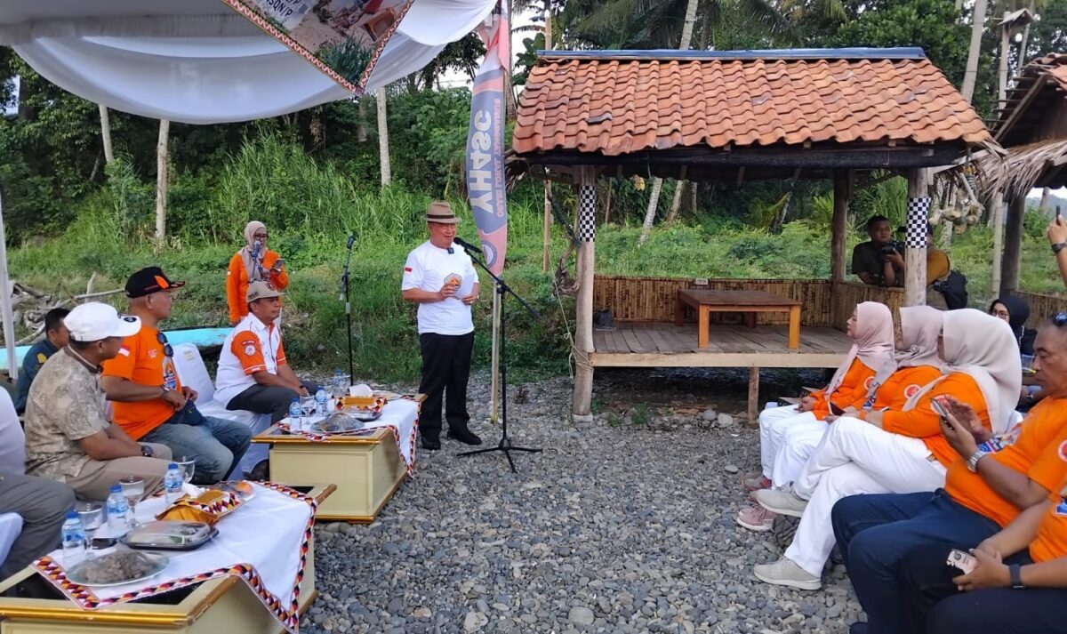 Bupati Tanggamus H. Moh. Saleh Asnawi saat memberikan sambutan dalam kegiatan BOTA-CAMPOTA di Pantai Cukuh Batu, Pekon Terbaya, Kecamatan Kota Agung, Tanggamus, Sabtu (2/5/2026). | Herdi/Media Prioritastv.com.