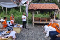 Bupati Tanggamus H. Moh. Saleh Asnawi saat memberikan sambutan dalam kegiatan BOTA-CAMPOTA di Pantai Cukuh Batu, Pekon Terbaya, Kecamatan Kota Agung, Tanggamus, Sabtu (2/5/2026). | Herdi/Media Prioritastv.com.