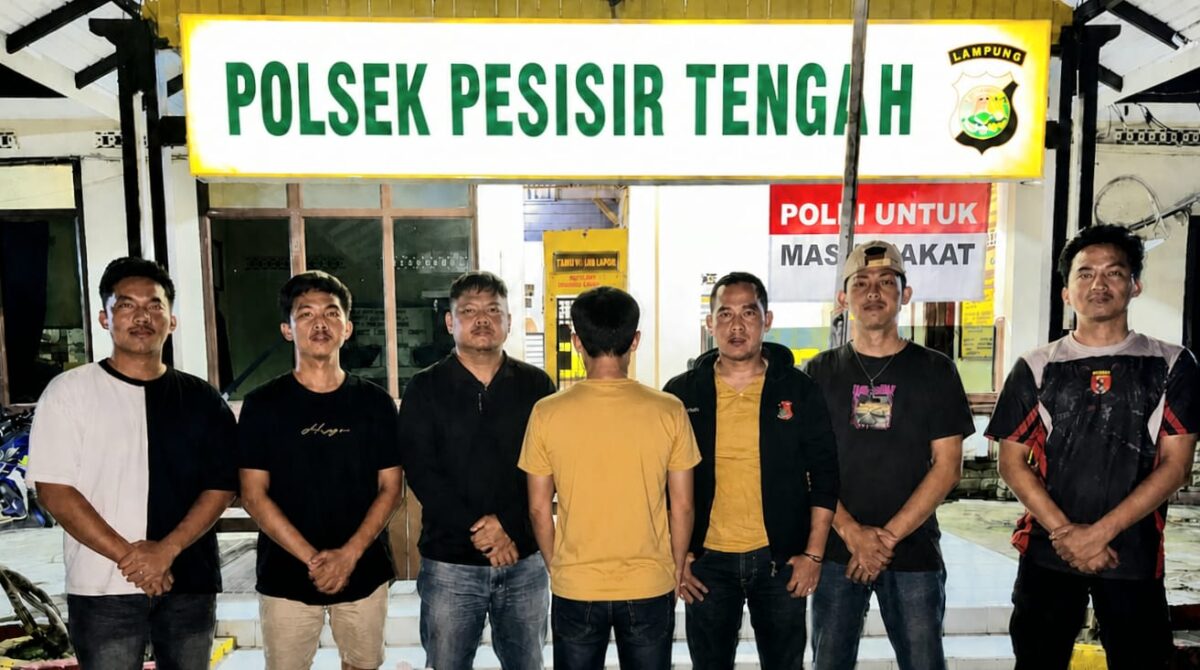 Tersangka DS alias RG setelah ditangkap sebelum dijebloskan sel tahanan Polsek Pesisir Selatan, Sabtu 2 Mei 2026 | Suroso/Media Prioritastv.com.