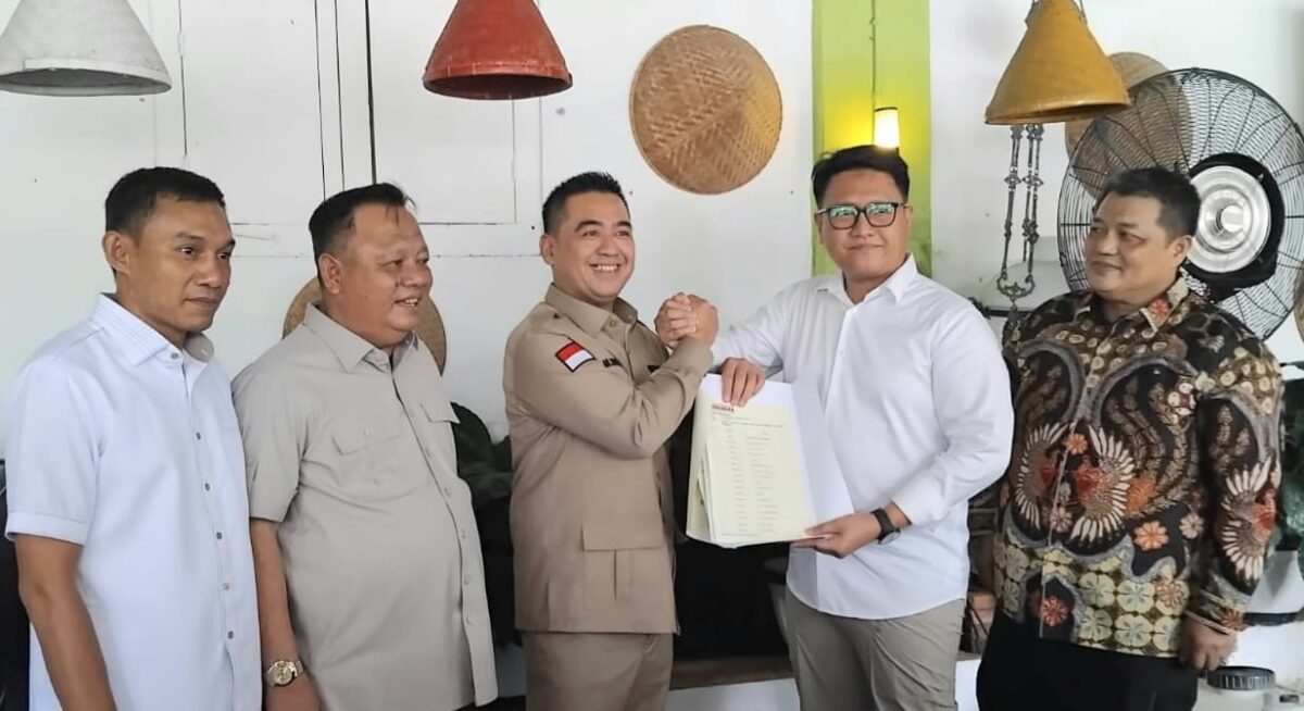 Penyerahan SK DPC Partai Gerindra yang di serahkan oleh Sekertaris DPD Partai Gerindra Provinsi Lampung Ahmad Giri Akbar kepada Rangga Putra Hakim di Pekon Ratau Tijang Kecamatan Pugung Tanggamus, Rebu (29/4/2026), lalu | Herdi/Media Prioritastv.com.