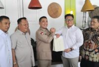 Penyerahan SK DPC Partai Gerindra yang di serahkan oleh Sekertaris DPD Partai Gerindra Provinsi Lampung Ahmad Giri Akbar kepada Rangga Putra Hakim di Pekon Ratau Tijang Kecamatan Pugung Tanggamus, Rebu (29/4/2026), lalu | Herdi/Media Prioritastv.com.
