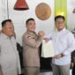 Penyerahan SK DPC Partai Gerindra yang di serahkan oleh Sekertaris DPD Partai Gerindra Provinsi Lampung Ahmad Giri Akbar kepada Rangga Putra Hakim di Pekon Ratau Tijang Kecamatan Pugung Tanggamus, Rebu (29/4/2026), lalu | Herdi/Media Prioritastv.com.