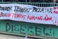 Banner dan tulisan penyegelan di Ponpes milik AS di Pondok Pesantren Ndholo Kusumo, Desa Tlogosari, Tlogowungu, Pati, Jawa Tengah, Sabtu 2 Mei 2026 |
