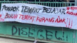 Banner dan tulisan penyegelan di Ponpes milik AS di Pondok Pesantren Ndholo Kusumo, Desa Tlogosari, Tlogowungu, Pati, Jawa Tengah, Sabtu 2 Mei 2026 |