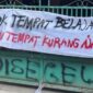 Banner dan tulisan penyegelan di Ponpes milik AS di Pondok Pesantren Ndholo Kusumo, Desa Tlogosari, Tlogowungu, Pati, Jawa Tengah, Sabtu 2 Mei 2026 |