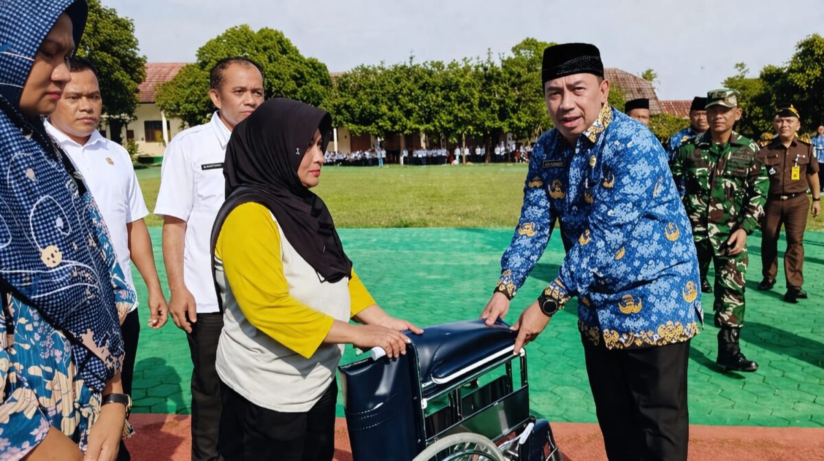 Sekda Pringsewu, M. Andi Purwanto saat menyerahkan bantuan kursi roda usai upacara Hardiknas di Lapangan SMP Negeri 4, Pekon Rejosari, Senin 5 Mei 2026 | Samuel/Media Prioritastv.com.