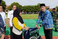 Sekda Pringsewu, M. Andi Purwanto saat menyerahkan bantuan kursi roda usai upacara Hardiknas di Lapangan SMP Negeri 4, Pekon Rejosari, Senin 5 Mei 2026 |  Samuel/Media Prioritastv.com.