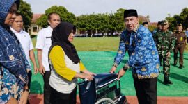 Sekda Pringsewu, M. Andi Purwanto saat menyerahkan bantuan kursi roda usai upacara Hardiknas di Lapangan SMP Negeri 4, Pekon Rejosari, Senin 5 Mei 2026 |  Samuel/Media Prioritastv.com.