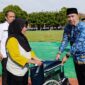 Sekda Pringsewu, M. Andi Purwanto saat menyerahkan bantuan kursi roda usai upacara Hardiknas di Lapangan SMP Negeri 4, Pekon Rejosari, Senin 5 Mei 2026 |  Samuel/Media Prioritastv.com.