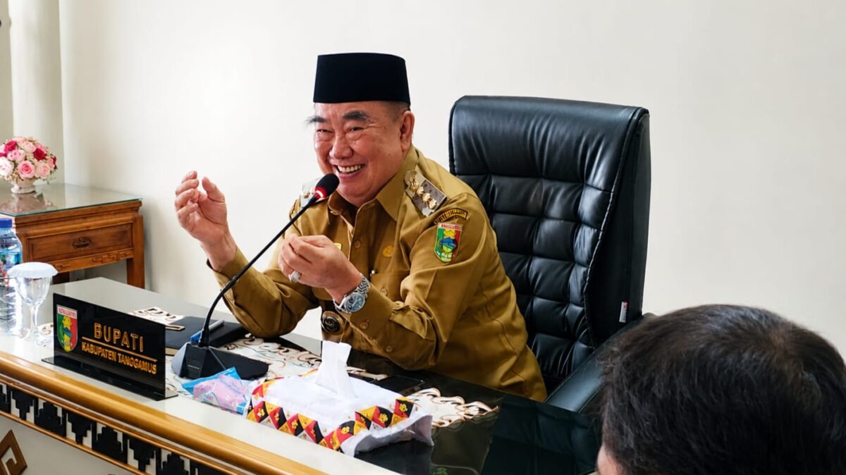 Bupati Tanggamus, H. Moh. Saleh Asnawi saat memberikan klarifikasi soal sekolah kelas jauh yang berada di Dusun Batu Nyangka, Pekon Tanjung Raja, Cukuh Balak yang disampaikannya di ruang rapat Bupati, Senin 4 Mei 2026 | Herdi/Media Prioritastv.com.
