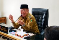 Bupati Tanggamus, H. Moh. Saleh Asnawi saat memberikan klarifikasi soal sekolah kelas jauh yang berada di Dusun Batu Nyangka, Pekon Tanjung Raja, Cukuh Balak yang disampaikannya di ruang rapat Bupati, Senin 4 Mei 2026 | Herdi/Media Prioritastv.com.
