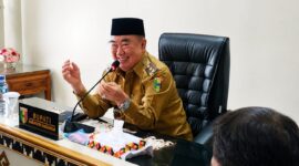 Bupati Tanggamus, H. Moh. Saleh Asnawi saat memberikan klarifikasi soal sekolah kelas jauh yang berada di Dusun Batu Nyangka, Pekon Tanjung Raja, Cukuh Balak yang disampaikannya di ruang rapat Bupati, Senin 4 Mei 2026 | Herdi/Media Prioritastv.com.