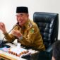 Bupati Tanggamus, H. Moh. Saleh Asnawi saat memberikan klarifikasi soal sekolah kelas jauh yang berada di Dusun Batu Nyangka, Pekon Tanjung Raja, Cukuh Balak yang disampaikannya di ruang rapat Bupati, Senin 4 Mei 2026 | Herdi/Media Prioritastv.com.