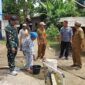 Warga mengambil air bersih dari hasil pengeboran sumur bor yang disaksikan Serda Rosidi, anggota Satgas TMMD ke-128 Kodim 0424/Tanggamus, bersama Kepala Pekon Kalimiring Syaefullah di Pekon Kalimiring, Selasa (2/5/2026) | Herdi/Prioritastv.com.