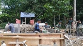 Warga bersama TNI bergotong royong membangun Jembatan Garuda dengan lebar 1,20 meter dan panjang 30 meter di Pekon Menggala, Kecamatan Kota Agung Timur, Kabupaten Tanggamus, Senin (4/5/2026) | Herdi/Prioritastv.com.