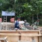 Warga bersama TNI bergotong royong membangun Jembatan Garuda dengan lebar 1,20 meter dan panjang 30 meter di Pekon Menggala, Kecamatan Kota Agung Timur, Kabupaten Tanggamus, Senin (4/5/2026) | Herdi/Prioritastv.com.
