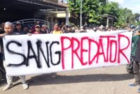 Massa dari Aliansi Masyarakat Pati untuk Demokrasi saat menggelar unjuk rasa di Ponpes Dholo Kusumo, Pati, Jawa Tengah, Sabtu 2 Mei 2026 |