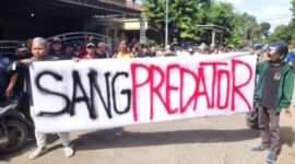 Massa dari Aliansi Masyarakat Pati untuk Demokrasi saat menggelar unjuk rasa di Ponpes Dholo Kusumo, Pati, Jawa Tengah, Sabtu 2 Mei 2026 |