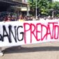 Massa dari Aliansi Masyarakat Pati untuk Demokrasi saat menggelar unjuk rasa di Ponpes Dholo Kusumo, Pati, Jawa Tengah, Sabtu 2 Mei 2026 |