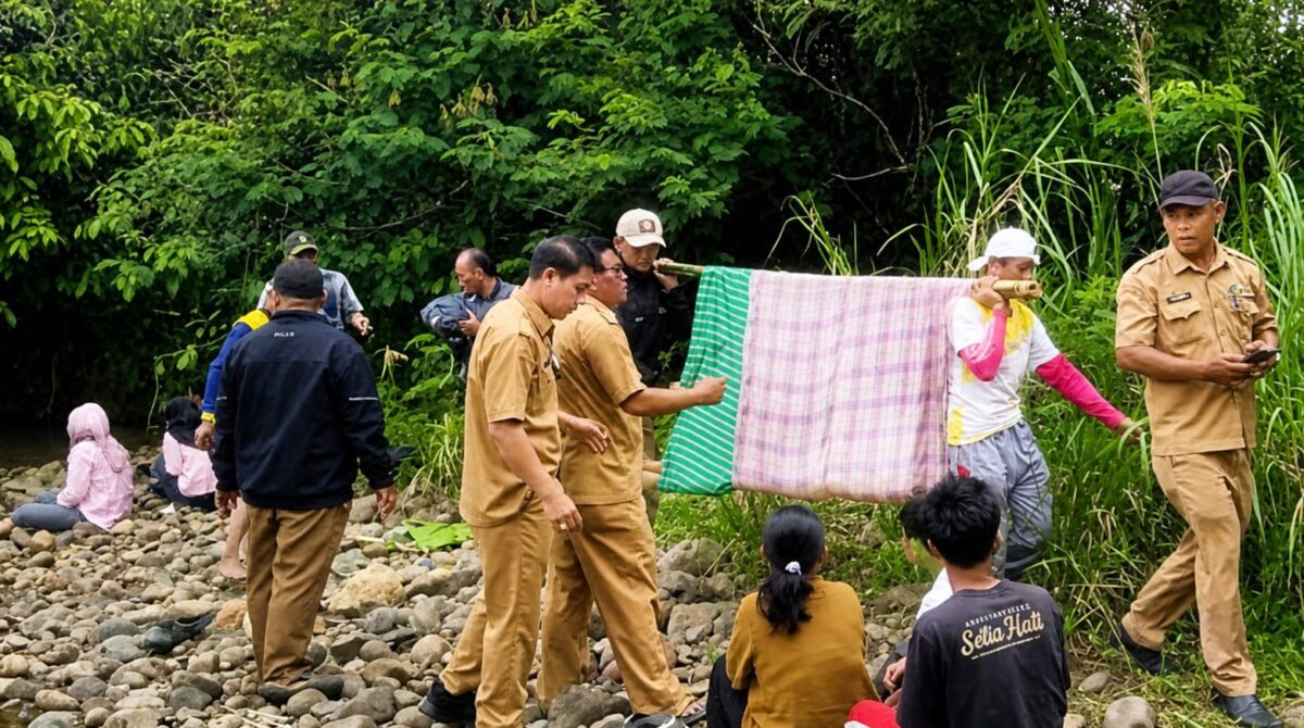 Warga saat melakukan evakuasi salah satu jenazah bocah yang berhasil ditemukan di Sungai Way Semangka, Pekon Kenali, Belalau, Lampung Barat, Selasa 5 Mei 2026 | ist/Media Prioritastv.com.