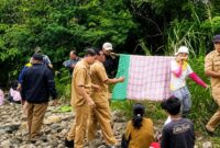 Warga saat melakukan evakuasi salah satu jenazah bocah yang berhasil ditemukan di Sungai Way Semangka, Pekon Kenali, Belalau, Lampung Barat, Selasa 5 Mei 2026 | ist/Media Prioritastv.com.
