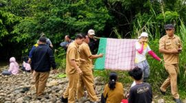 Warga saat melakukan evakuasi salah satu jenazah bocah yang berhasil ditemukan di Sungai Way Semangka, Pekon Kenali, Belalau, Lampung Barat, Selasa 5 Mei 2026 | ist/Media Prioritastv.com.