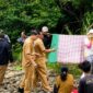 Warga saat melakukan evakuasi salah satu jenazah bocah yang berhasil ditemukan di Sungai Way Semangka, Pekon Kenali, Belalau, Lampung Barat, Selasa 5 Mei 2026 | ist/Media Prioritastv.com.