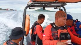Tim Gabungan SAR yang melakukan penyisiran perairan Lampung Selatan dalam pencarian seorang nelayan yang kapalnya tertabrak kapal kargo, Selasa 5 Mei 2026 | Dok. Kantor SAR Lampung.