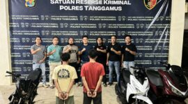 Kedua tersangka yang berhasil ditangkap polisi sebelum dijebloskan ke dalam sel tahanan, Rabu 6 Mei 2026 | Dok. Humas Polres Tanggamus.