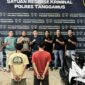 Kedua tersangka yang berhasil ditangkap polisi sebelum dijebloskan ke dalam sel tahanan, Rabu 6 Mei 2026 | Dok. Humas Polres Tanggamus.