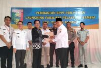 Bupati Tanggamus, H. Moh. Saleh Asnawi saat menyerahkan dokumen peresmian layanan Samsat Kecamatan Talang Padang, Rabu 6 Mei 2026 | Herdi/Media Prioritastv.com.