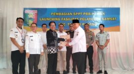 Bupati Tanggamus, H. Moh. Saleh Asnawi saat menyerahkan dokumen peresmian layanan Samsat Kecamatan Talang Padang, Rabu 6 Mei 2026 | Herdi/Media Prioritastv.com.