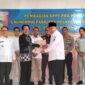 Bupati Tanggamus, H. Moh. Saleh Asnawi saat menyerahkan dokumen peresmian layanan Samsat Kecamatan Talang Padang, Rabu 6 Mei 2026 | Herdi/Media Prioritastv.com.