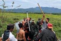 Tim SAR gabungan saat melakukan evakuasi korban usai ditemukan di Sungai Abung Way Rarem, Lampung Utara, Rabu 6 Mei 2026 | Dok. Kantor SAR Lampung.