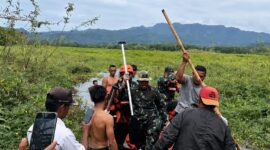 Tim SAR gabungan saat melakukan evakuasi korban usai ditemukan di Sungai Abung Way Rarem, Lampung Utara, Rabu 6 Mei 2026 | Dok. Kantor SAR Lampung.